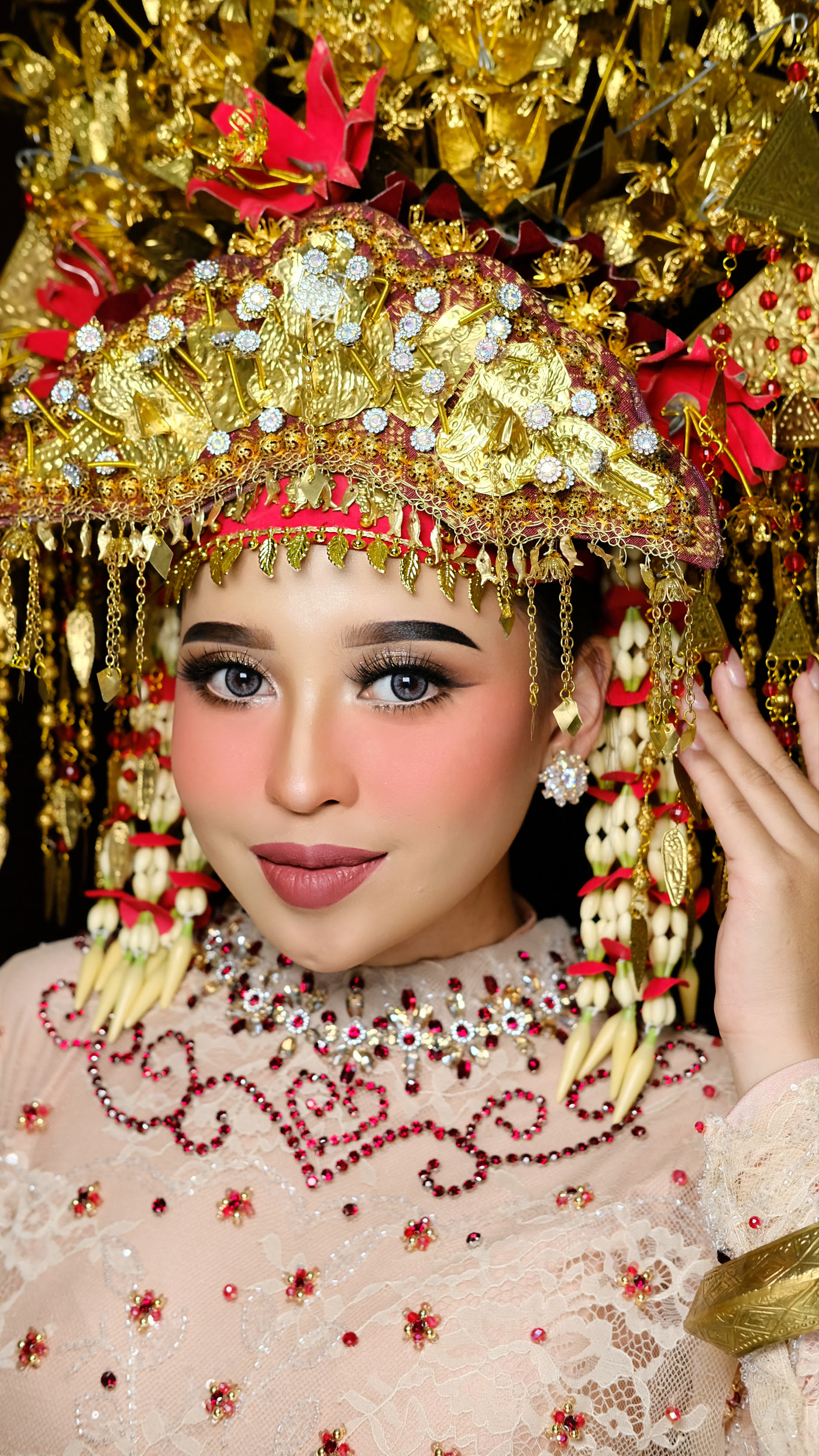 Rias pengantin adat Minang dengan suntiang merah emas
