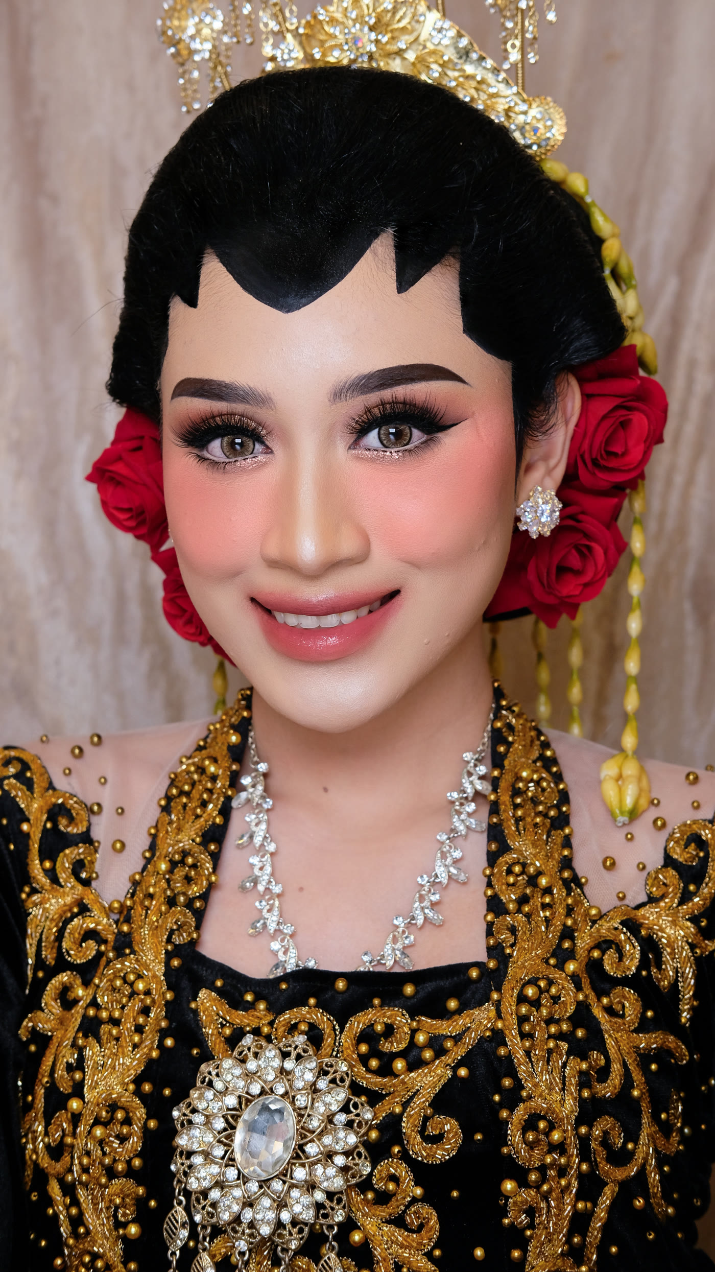 Rias pengantin adat Jawa paes dengan sanggul bunga mawar