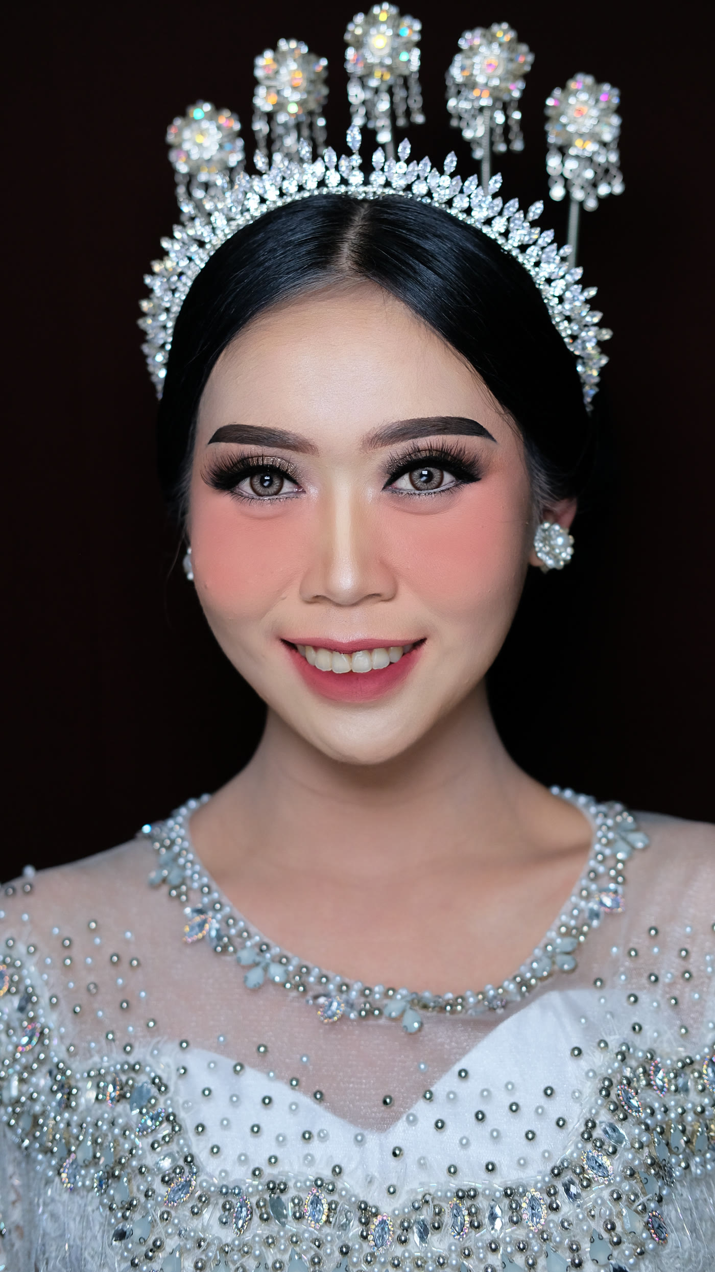 Rias pengantin modern dengan tiara kristal