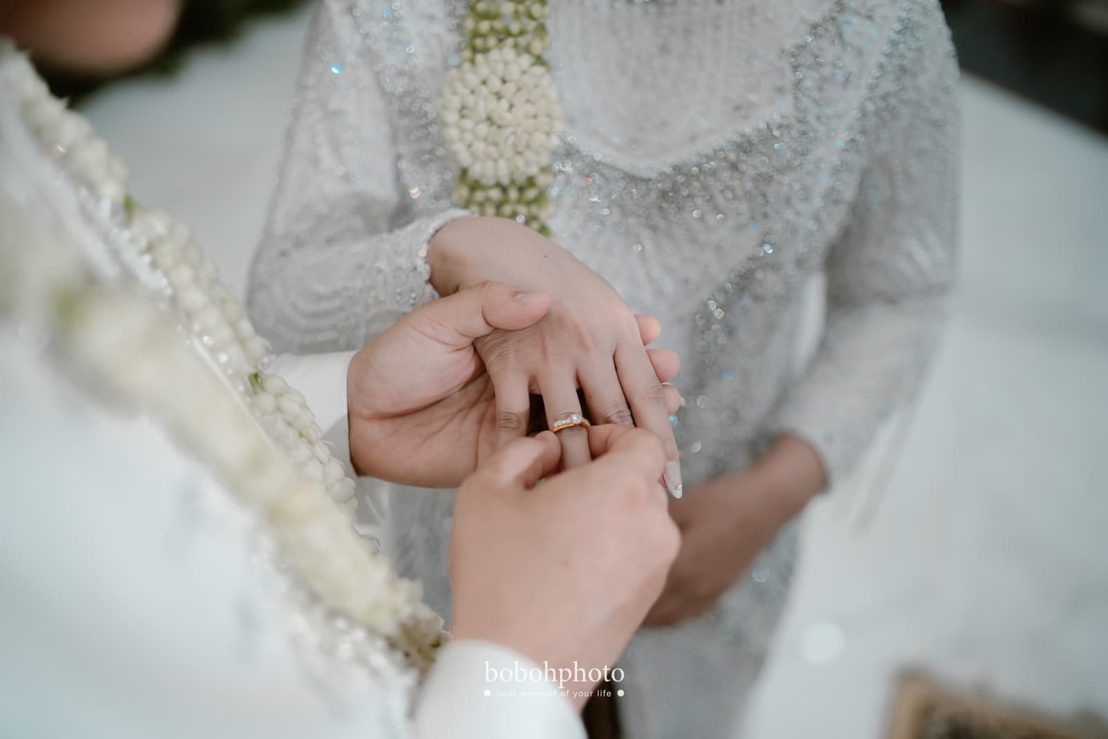 Ghina & Dirham: buku nikah dan cincin